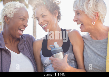 Frauen in Führungspositionen in der Sportswear lachen Stockfoto