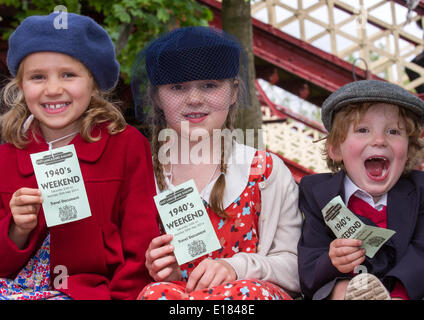 Ramsbottom, Lancashire, UK. 26. Mai 2014. Kinder Gabriel, Alexandra & Francesca gekleidet, wie dem 2. Weltkrieg vertriebenen im Osten des Lancashire Eisenbahn-winning 1940 Krieg Weltkrieg zwei Wochenende. Stockfoto