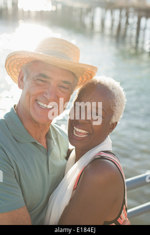 Porträt von begeisterten paar umarmt am direkt am Meer Stockfoto