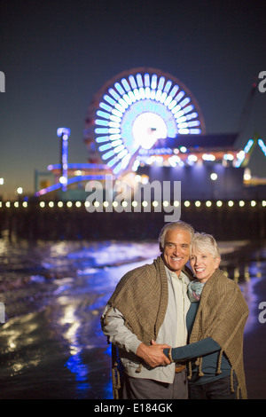 Porträt von älteres Paar am Strand in der Nacht Stockfoto