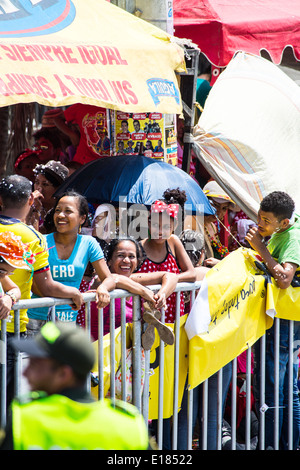 Barranquilla, Kolumbien - 1. März 2014 - Zuschauer sehen die Battalla de Flores Parade während der Karneval de Barranquilla. Stockfoto