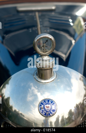 Still-Leben hautnah Bild von einem Thermostat Auto Emblem auf einem motor Oldtimer Morris Cowley Stockfoto
