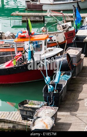 Angelboote/Fischerboote vertäut gegen den Steg in Brighton Marina Stockfoto