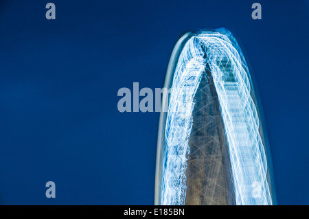Abstrakte Lichtmuster Casued durch eine lange Belichtungszeit von einem rotierenden Riesenrad Stockfoto
