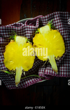 Ananas aus Chiangrai Thailand [Phuket Original] [verlegt auf] [sitzen] [kambodschanischen Schal] Obst legen grüne Keramik Lebensmittelfarbe Platte Stockfoto