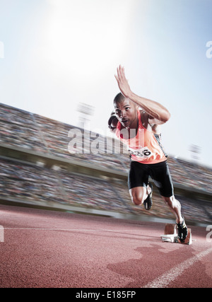 Sprinter vom Startblock Stockfoto