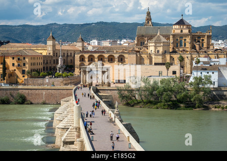 Blick über den Fluss Guadalquivir und die römische Brücke, die Mezquita, Dom und Altstadt, Córdoba, Andalusien, Spanien Stockfoto