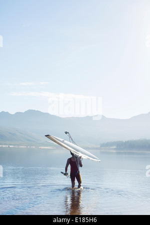 Mann mit Rudern Scull in See Stockfoto