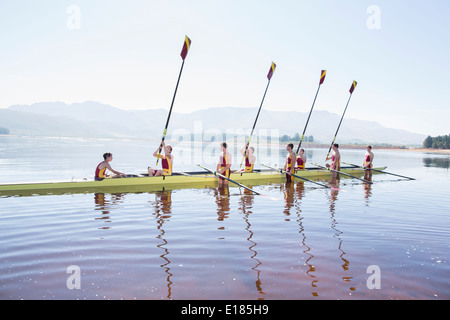 Ruderteam mit Rudern am See Stockfoto