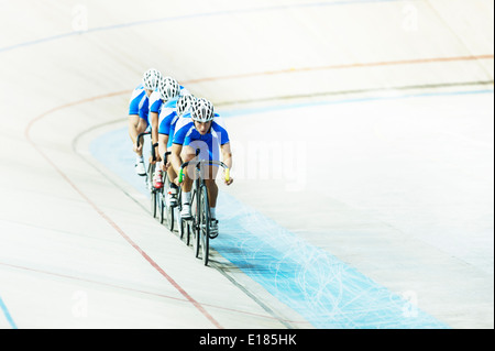 Bahn-Radsport Team Reiten im Velodrom Stockfoto