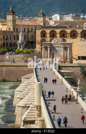 Blick über den Fluss Guadalquivir und die römische Brücke, die Puerta del Puente und Altstadt von Córdoba, Andalusien, Spanien Stockfoto