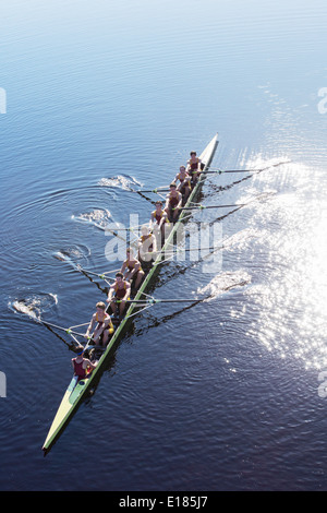 Ruderteam Rudern Scull auf See Stockfoto