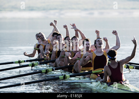 Rudern, Team feiern im Schädel auf See Stockfoto