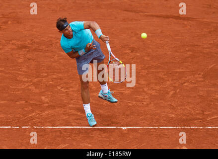 Frankreich, Paris, 26. Mai 2014. Tennis, Roland Garros, Rafael Nadal (ESP) trifft ein Riesenerfolg in seinem Match gegen Robby Ginepri (USA) Foto: Tennisimages / Henk Koster/Alamy Live News Stockfoto