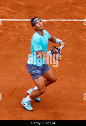 Frankreich, Paris, 26. Mai 2014. Tennis, Roland Garros, Rafael Nadal (ESP) rechnet mit einem Smash in seinem Match gegen Robby Ginepri (USA) Foto: Tennisimages / Henk Koster/Alamy Live News Stockfoto
