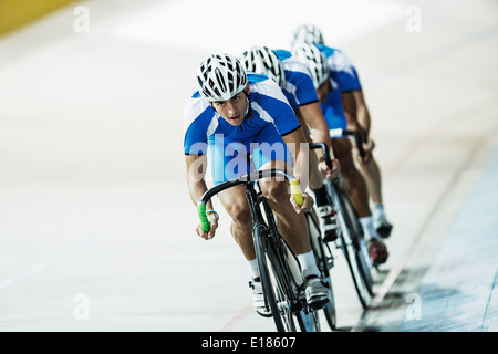 Bahn-Radsport Team Reiten im Velodrom Stockfoto