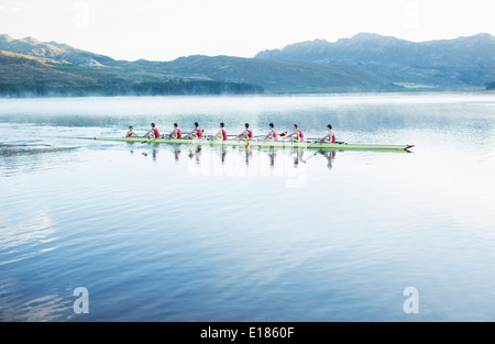 Ruderteam Rudern Scull auf See Stockfoto