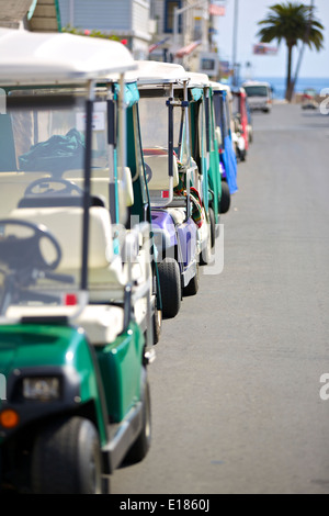 Golf-Carts in Folge. Avalon, Santa Catalina Island, Kalifornien. Stockfoto