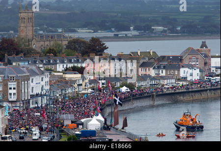 Versuchen Sie den Guinness-Weltrekord für die Anzahl der Piraten in einem gathering, The Promenade, Penzance, Cornwall, UK. Stockfoto