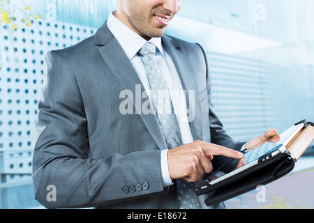 Geschäftsmann mit digitalen Tablet Stockfoto