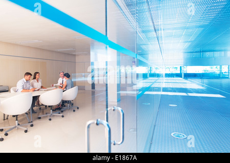 Business-Leute treffen am Konferenztisch Stockfoto