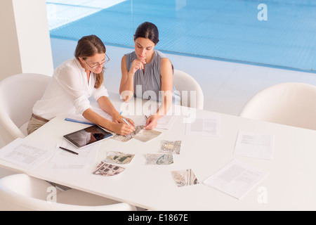 Unternehmerinnen treffen am Konferenztisch Stockfoto