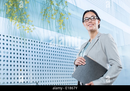 Zuversichtlich Geschäftsfrau im freien Stockfoto