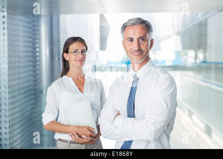 Porträt von zuversichtlich Geschäftsleuten im Büro Stockfoto