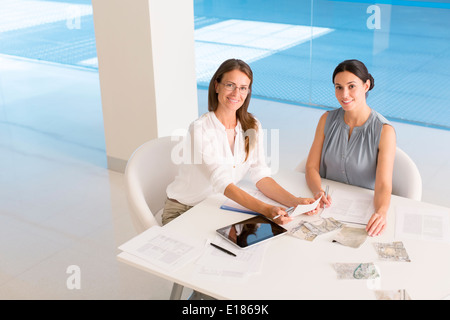 Porträt von Unternehmerinnen am Konferenztisch Stockfoto