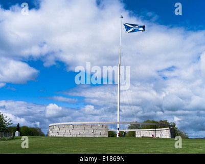 Dh Bannockburn Battle Field Site BANNOCKBURN STIRLINGSHIRE Bannockburn Schlachtfeld Denkmal mit schottische Flagge Schottland Besucherzentrum Stockfoto