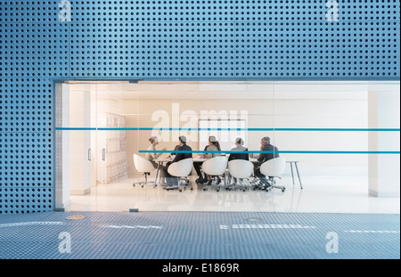 Geschäftsleute treffen sich in modernen Konferenzraum Stockfoto