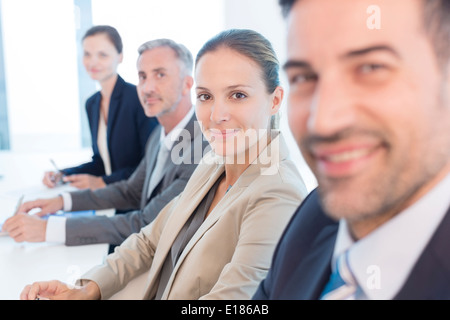 Porträt von zuversichtlich Geschäftsleuten im Konferenzraum Stockfoto