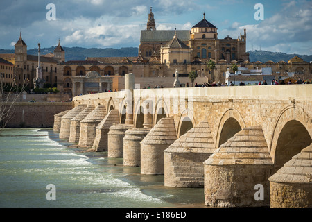 Blick über den Fluss Guadalquivir und die römische Brücke, die Kathedrale und Altstadt von Córdoba, Andalusien, Spanien Stockfoto