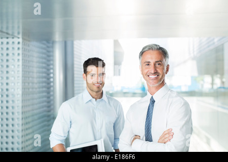 Porträt von zuversichtlich Geschäftsleute im Büro Stockfoto