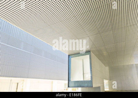 Beleuchtete Fenster in modernes Bürogebäude Stockfoto