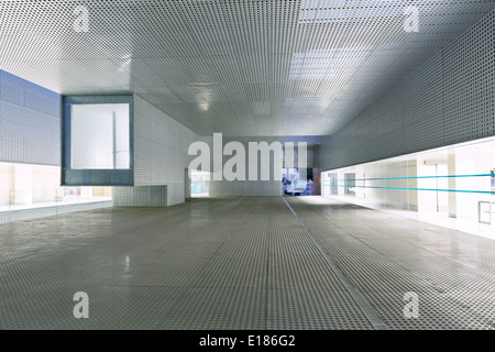 Beleuchteten Fenstern eines modernen Bürogebäudes Stockfoto