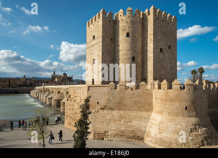 Der Torre De La Calahorra mit dem Guadalquivir Fluss, römische Brücke und La Mezquita im Hintergrund. Córdoba, Andalusien, Spanien Stockfoto