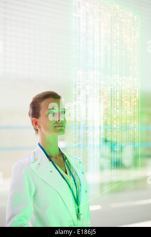 Nachdenklich Arzt im Krankenhausflur Stockfoto