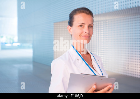 Porträt von zuversichtlich Arzt Stockfoto