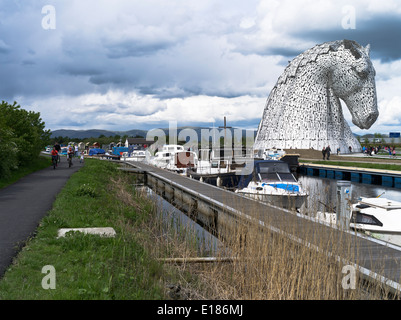 dh Helix Park FALKIRK STIRLINGSHIRE Kelpies Statuen der Helix Forth und Clyde Canal Fußweg und Boote Stockfoto