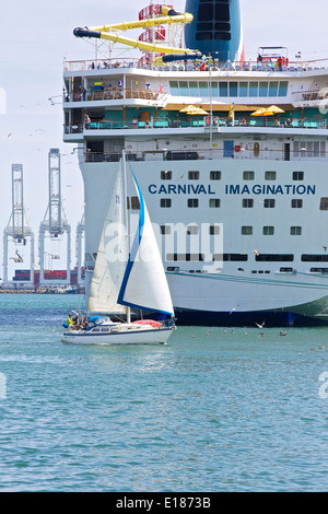 Segeln Boot Pässe der Carnival Imagination, Long Beach Harbor, Kalifornien. Stockfoto