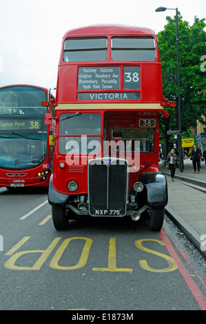 Nummer 38 Routemaster Bus nach Victoria an der Angel Islington mit modernen Bus vorbei während Rohr geparkt strike London England Stockfoto