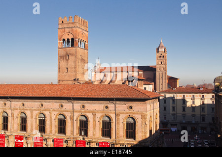 Palazzo del Podestà und der Torre dell'Arengo in Piazza Maggiore, Bologna. Stockfoto