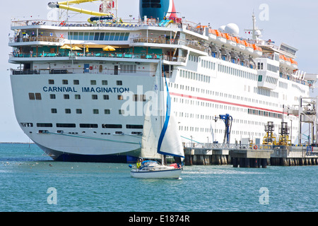 Segeln Boot Pässe der Carnival Imagination, Long Beach Harbor, Kalifornien. Stockfoto