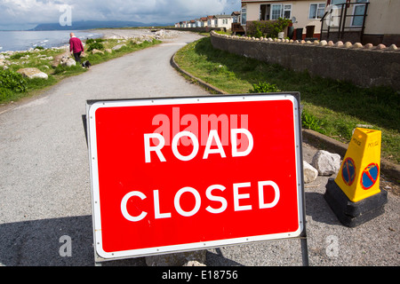 Eine Straße am Walney Insel, Cumbria, UK, folgende Küstenerosion während der schwere Winterstürme geschlossen. Stockfoto