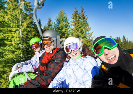 Lächelnde Snowboarder im Ski-Masken auf Aufzug Stockfoto