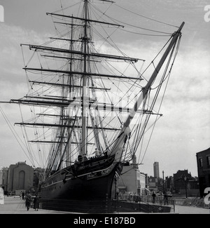 1950er Jahre historische Bild zeigt die berühmte Cutty Sark-Klipper Schiff in Docks in Greenwich, London. Stockfoto