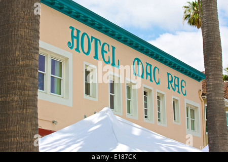 Das historische Hotel Mac Rae Am Wasser in Avalon, Catalina Island, Kalifornien. Stockfoto