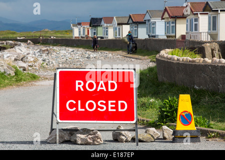 Eine Straße am Walney Insel, Cumbria, UK, folgende Küstenerosion während der schwere Winterstürme geschlossen. Stockfoto