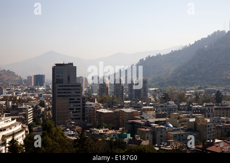 Ansicht des Barrio Lastarria in Richtung San Cristóbal in Smog Innenstadt Santiago von Cerro Santa Lucia Hügel Santiago Chile Stockfoto